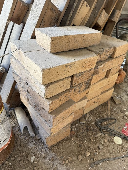 Кирпичи, шлакоблоки продам всё