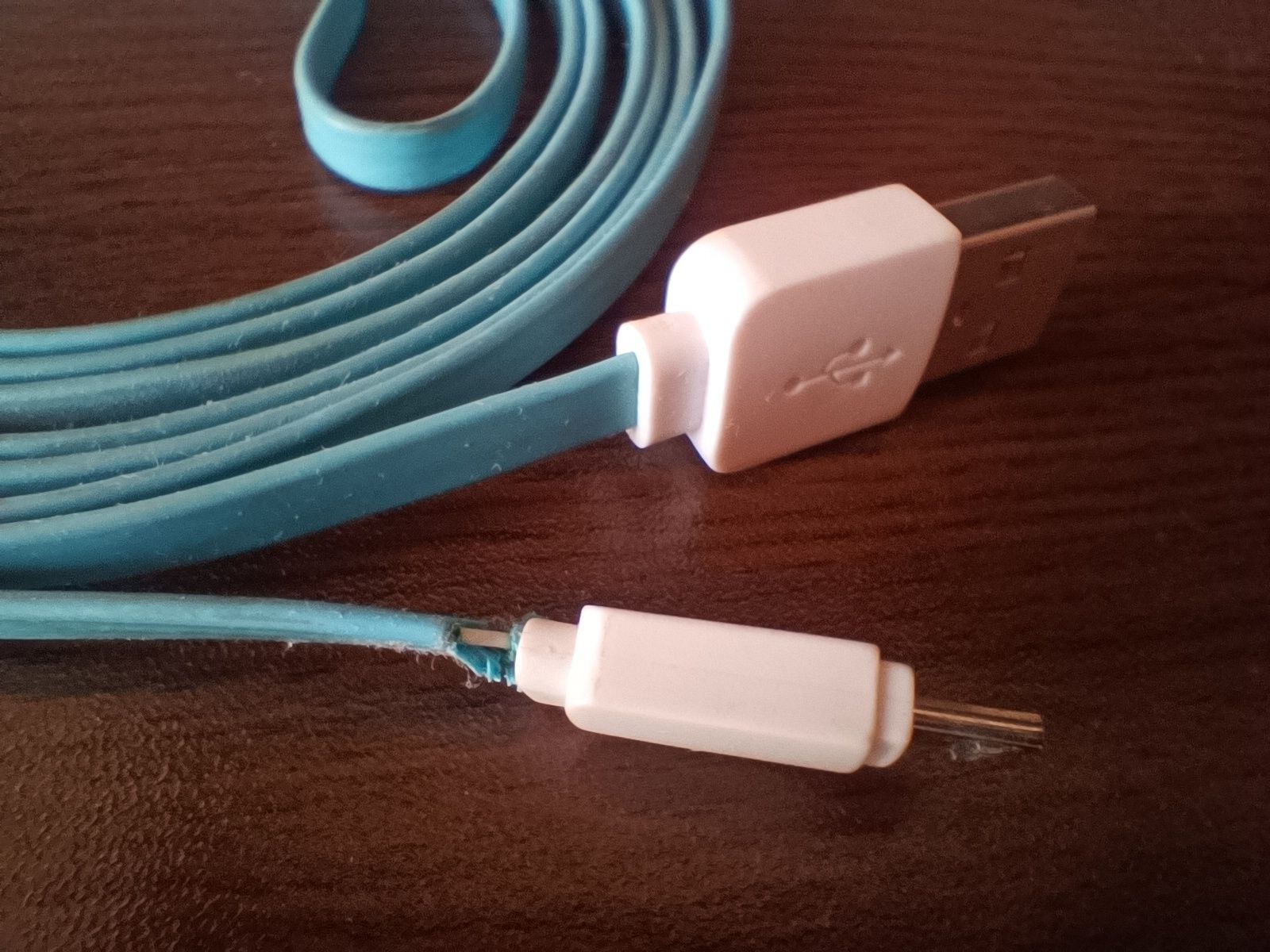 USB кабел 2 метра.