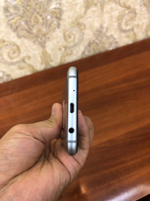 J7 karobkasi bilan .