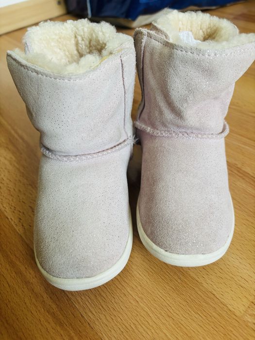 Cizmulite Ugg din piele intoarsa, nr 23,5