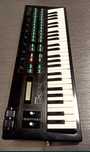 YAMAHA DX 100 sotiladi.