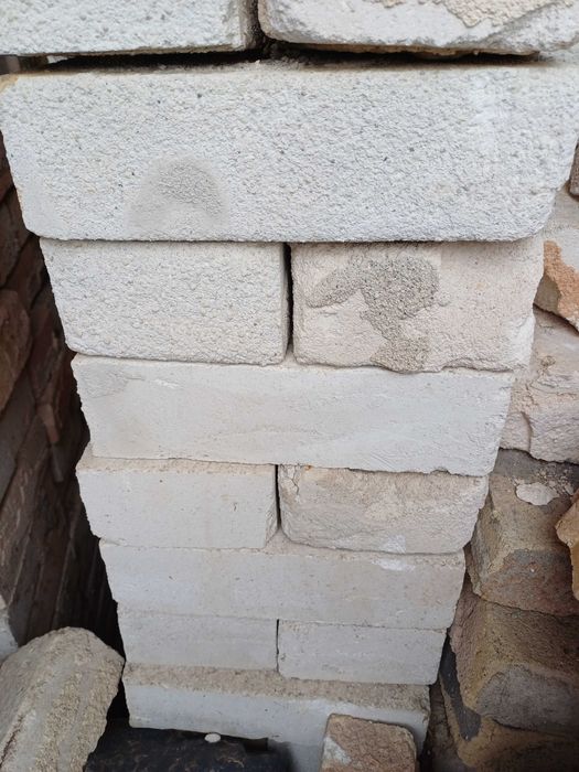 Огнеупорни топлоизолационни тухли + плътни тухли единички