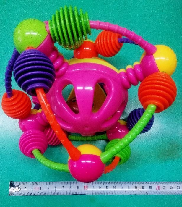 Голяма бебешка дрънкалка - топка с диаметър 20см