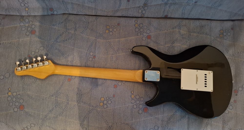 Chitara Electrică Behringer Strat Style - Gata de Scenă!