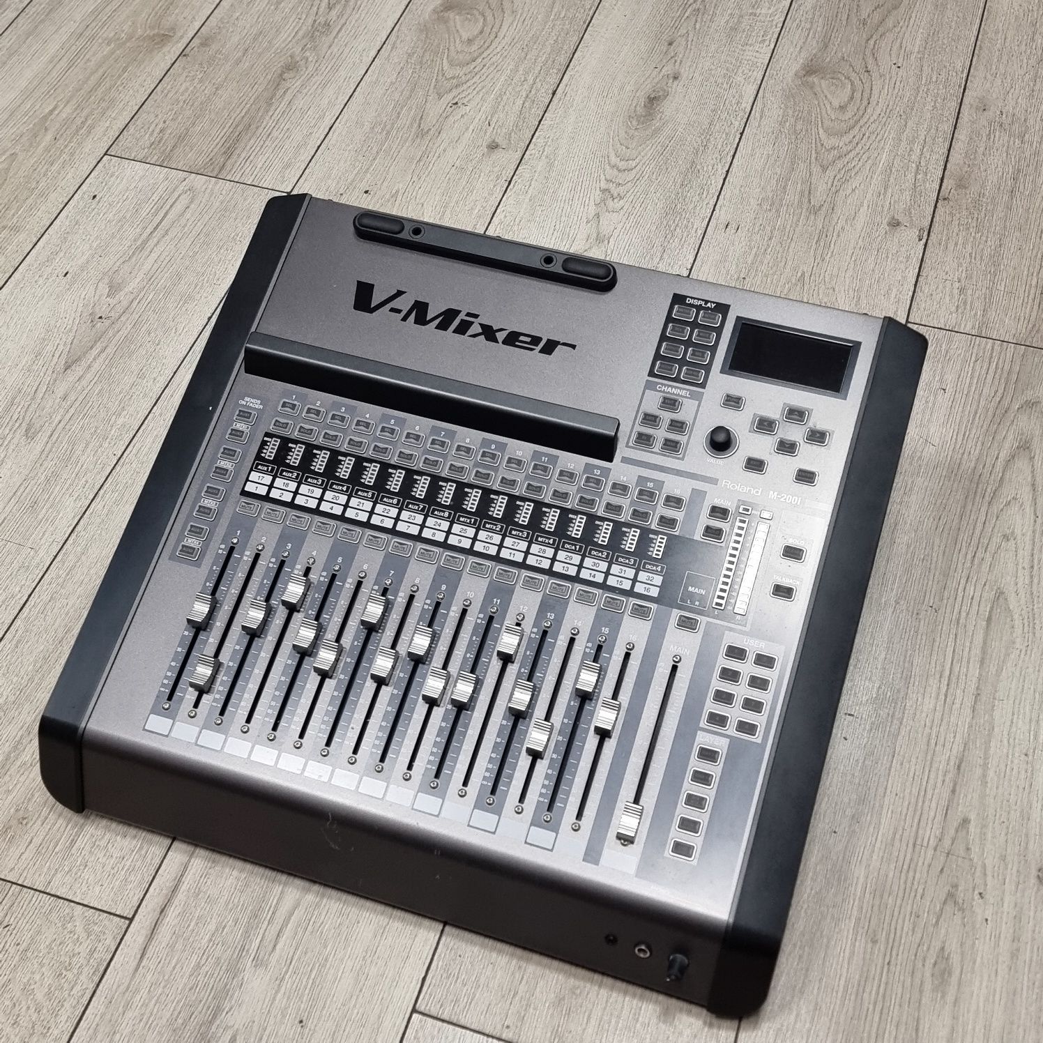 Amanet F28: Mixer audio Roland M-200i