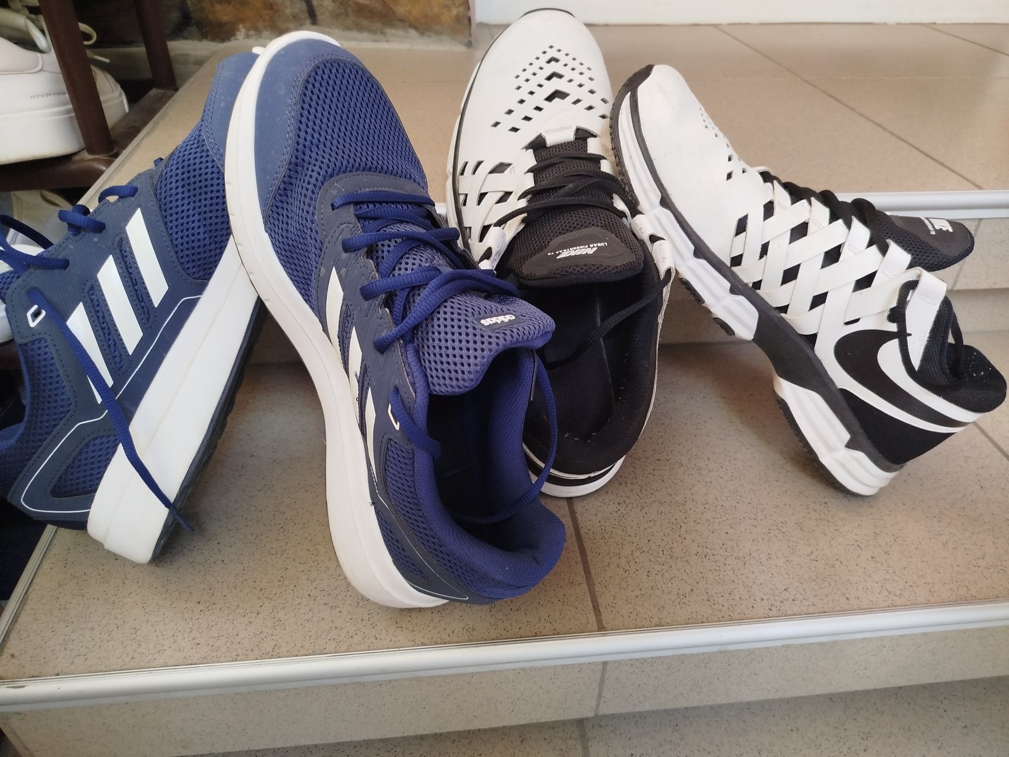 Маратонки Adidas и Nike