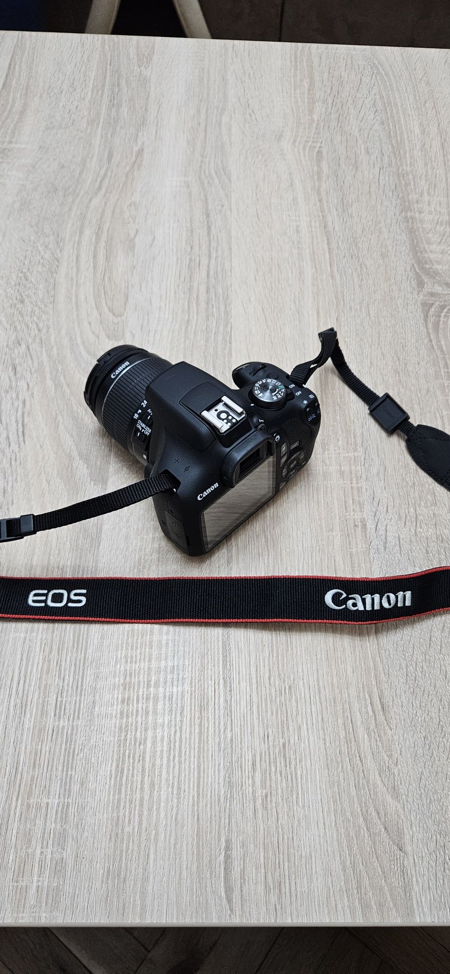 Неразличим от нов фотоапарат Canon eos 2000d + много подаръци