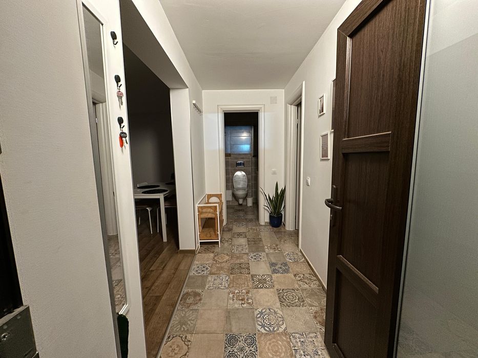 Inchiriez casa la curte