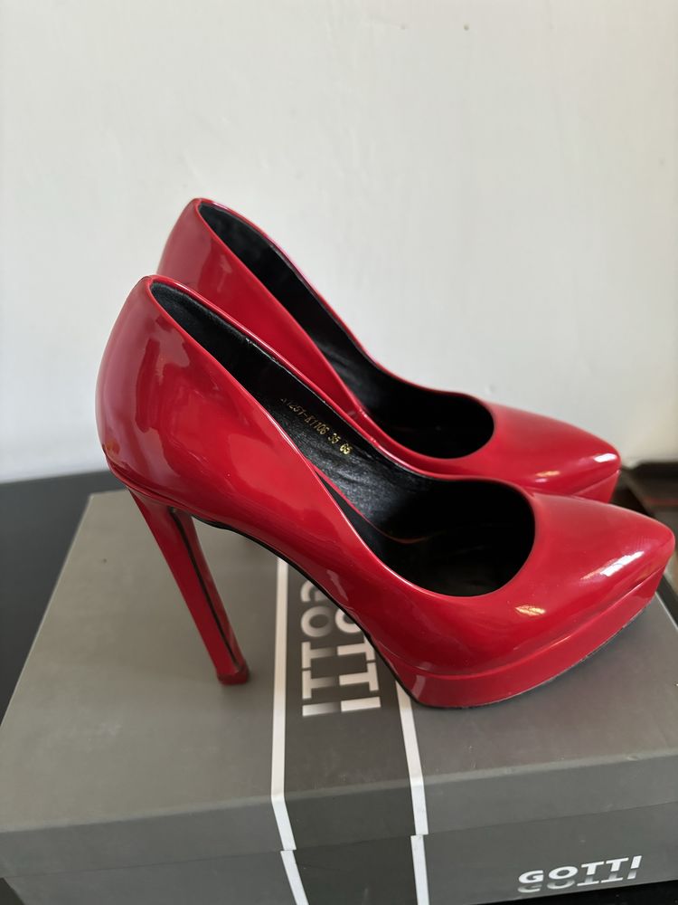 Красные лакированные туфли 35 размера
