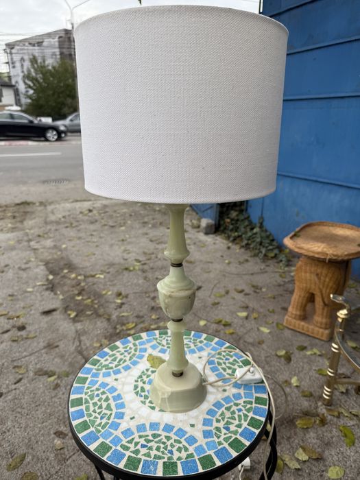 Lampă din onix natural cu abajur textil alb – elegantă și rară