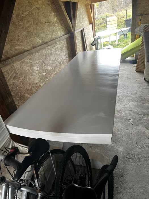 vând masă din lemn masiv lungimea are 3 metri si lâțimea are un metru