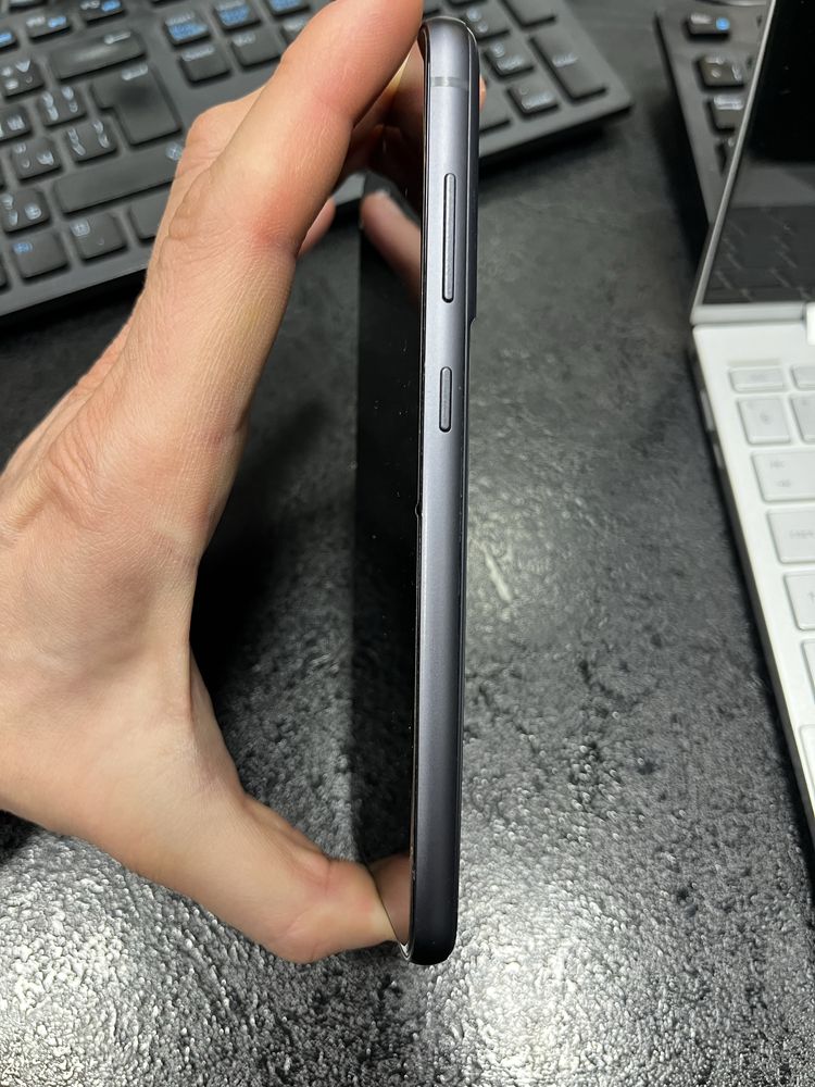 Samsung S21 FE с кутия