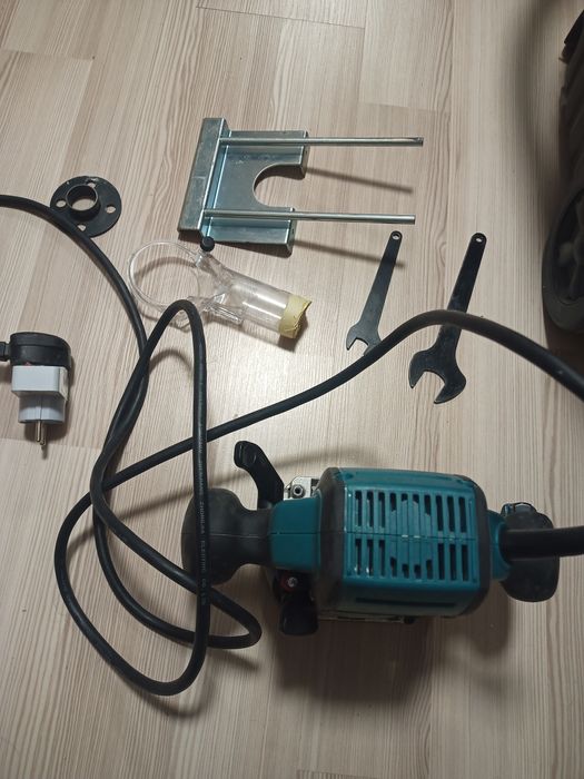 Оберфреза Makita RP0900