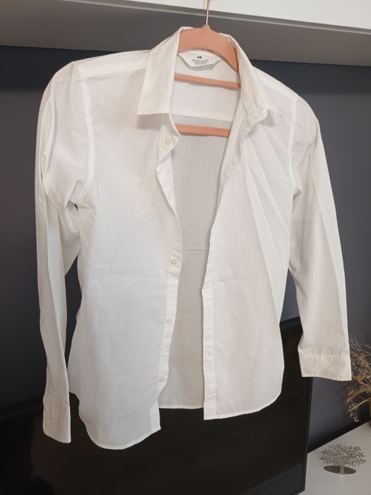 Cămașă albă cu mânecă lungă de la H&M.