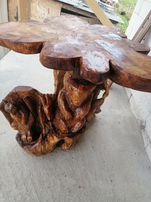 Masa din lemn artizanal