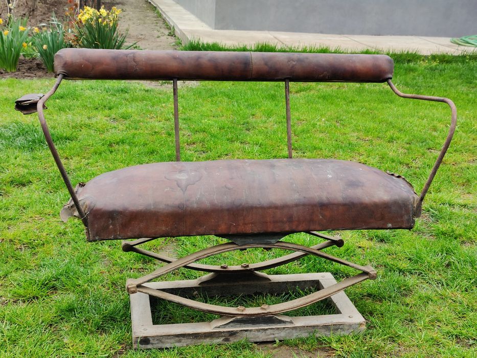 Scaun de trăsură vechi din anul 1902,plug, prășitoare,ralița și grapa