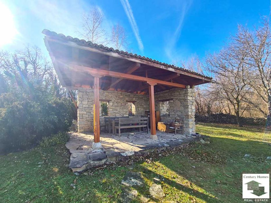 116170 Стара къща с голям двор, плевня и BBQ, в село Хотница