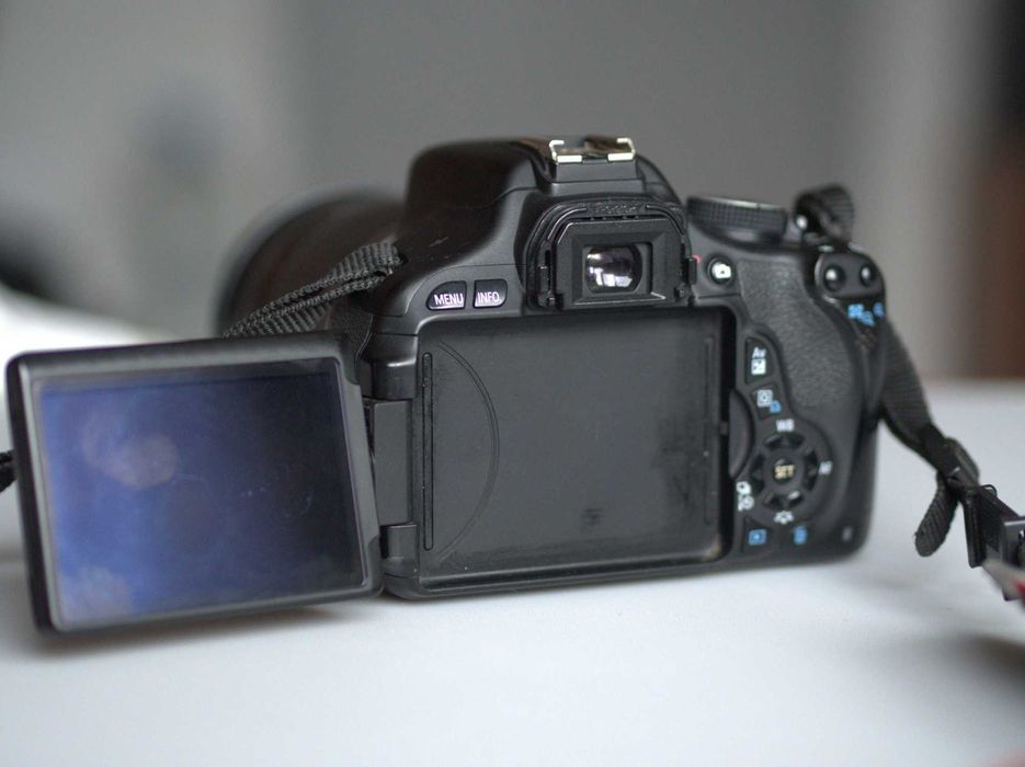 Canon EOS 600D cu obiectiv 18-200