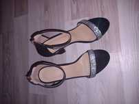Vand sandale cu toc