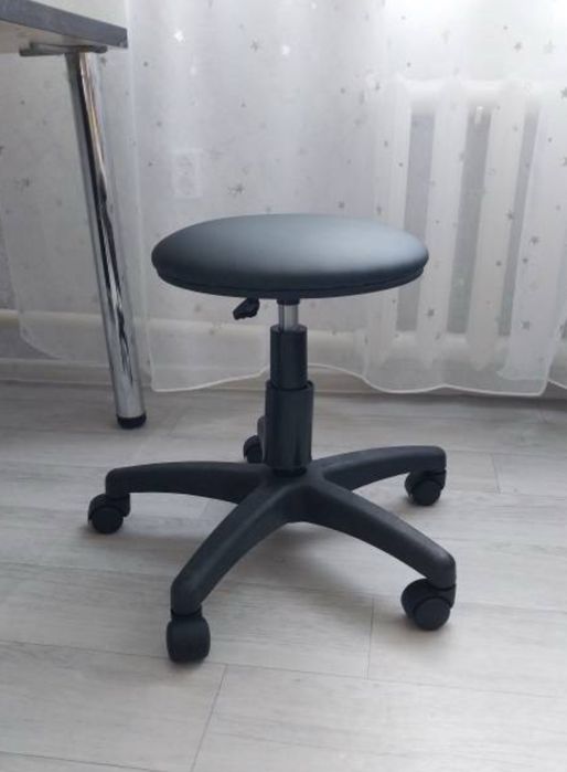 Стул, офисный стул на колесах и кушетка