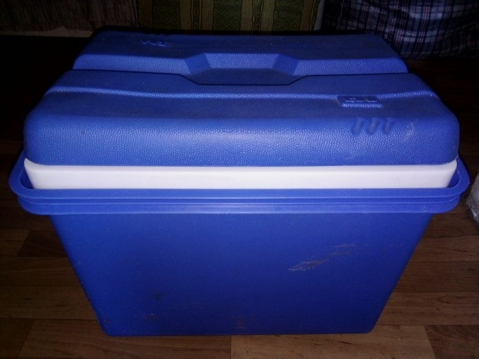 СРОЧНО! Продам переносной холодильник (термобокс). С аккумуляторами!