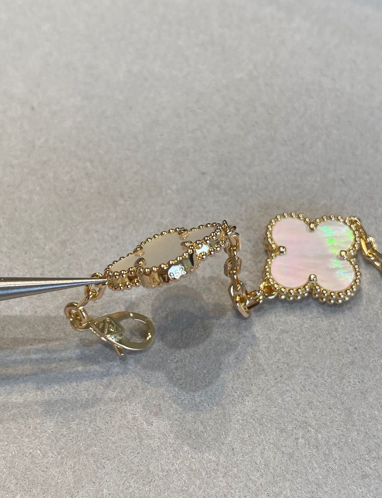Позлатени гривни Van Cleef & Arpels