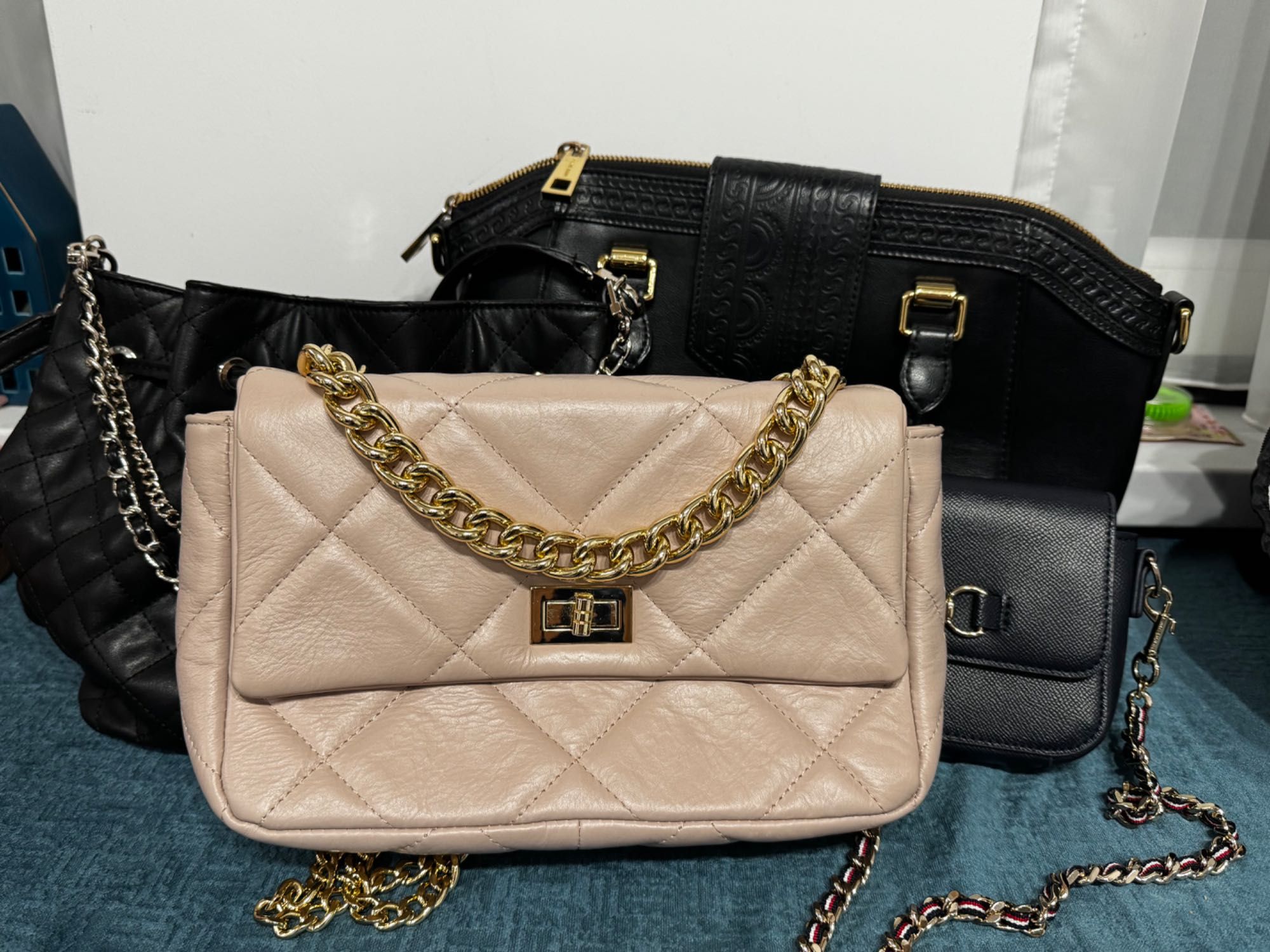 Дамски чанти Guess и др.