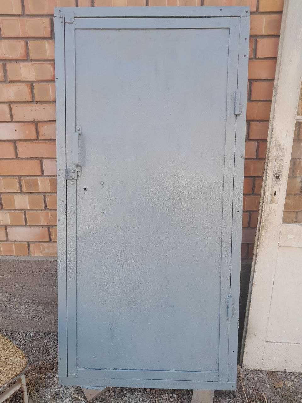 Продается советская железная входная дверь с коробкой