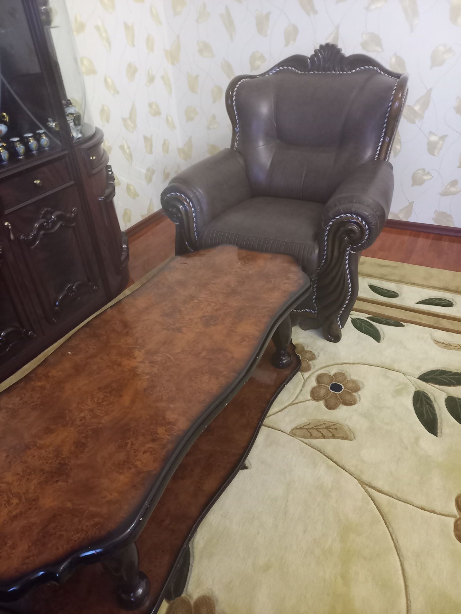 кожаный диваны столи билан,   5та нарсаси бор ранги коричневый, состоя