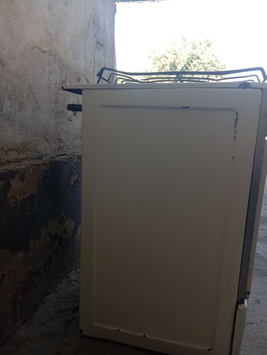 Gaz plita sotiladi , holati oʻrta , chaqa chuqalari bor 400000