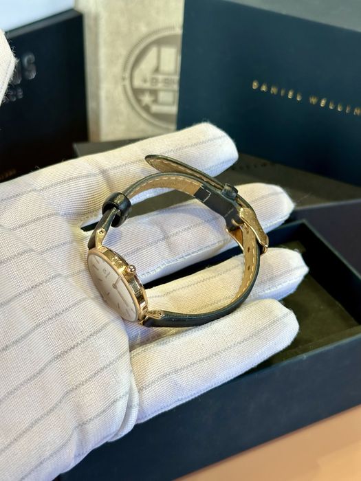 Дамски часовник Daniel Wellington с кожена каишка