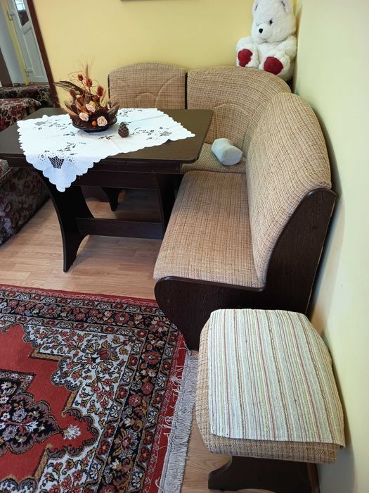 Colțar cu masă și 2 scaune tip taburet