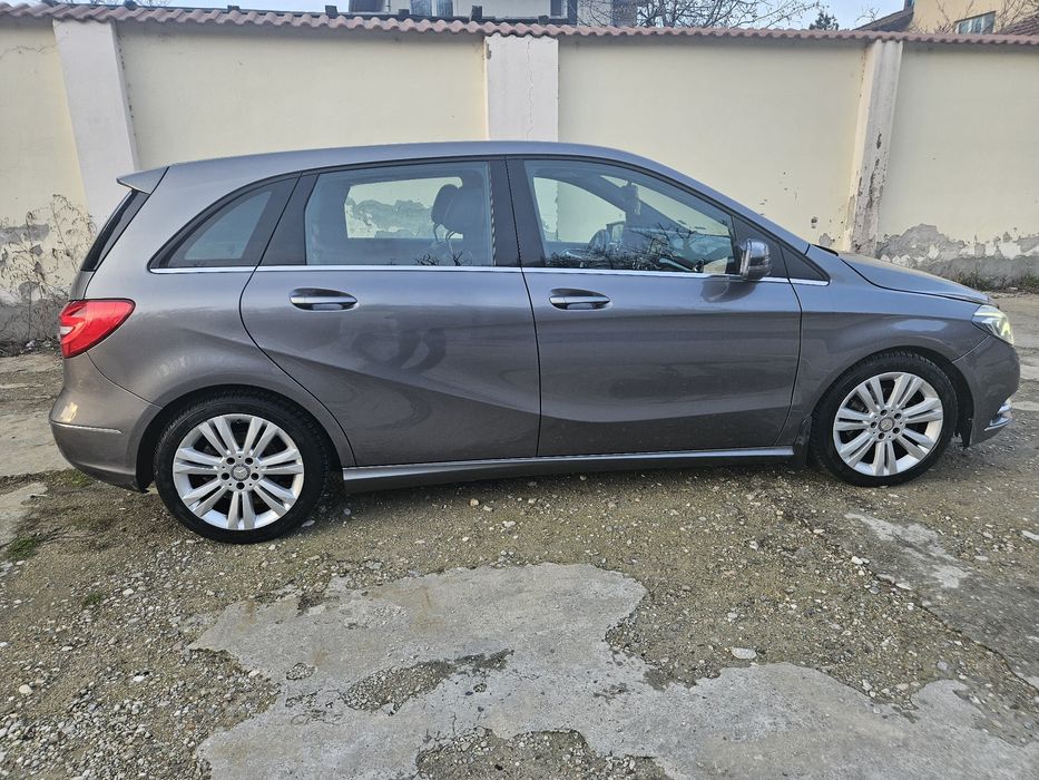 MERCEDES B180 PREMIUM* КОЖА * DISTRONIC * Навигация * Подгрев*