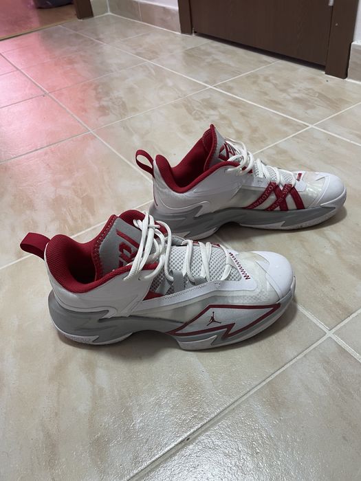 Adidasi jordan aproape noi