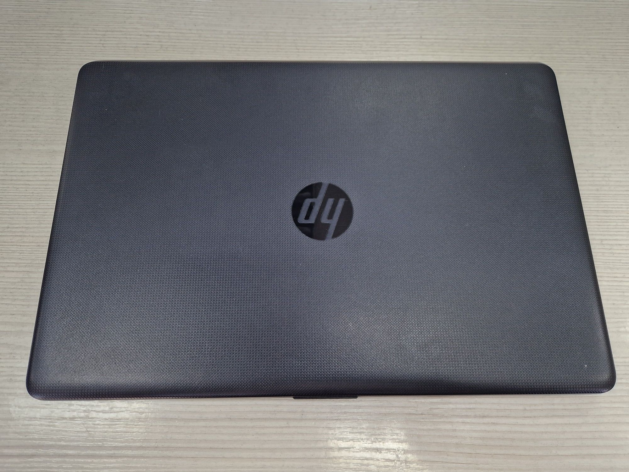 HP (8 Gb DDR4, 256 Gb SSD, Full HD)