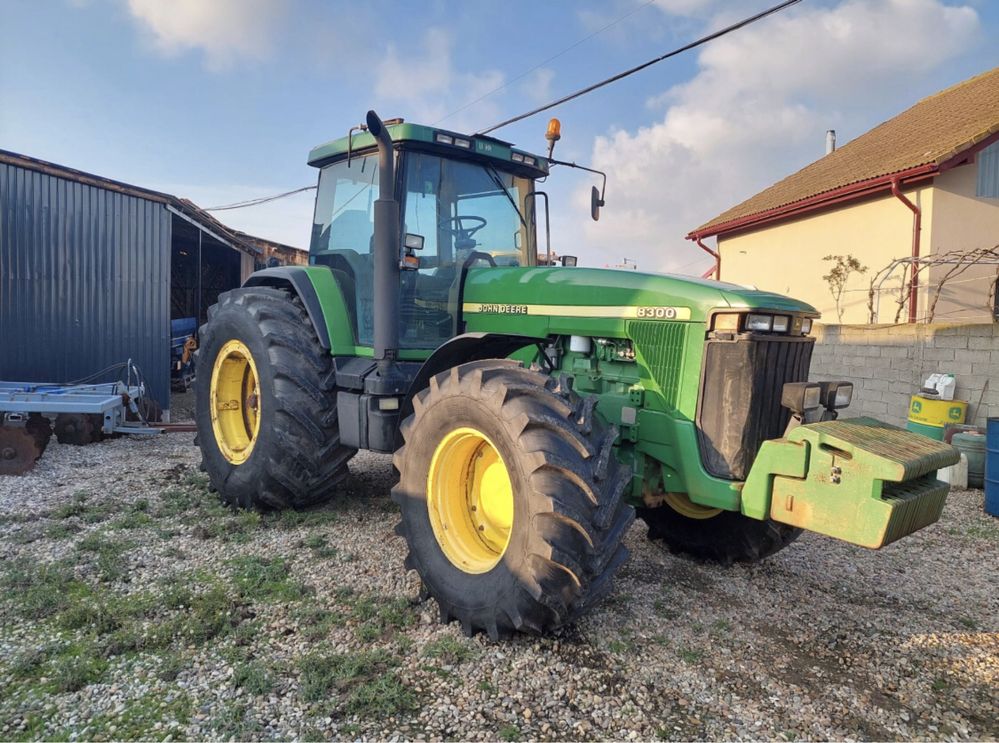 John Deere 8300.