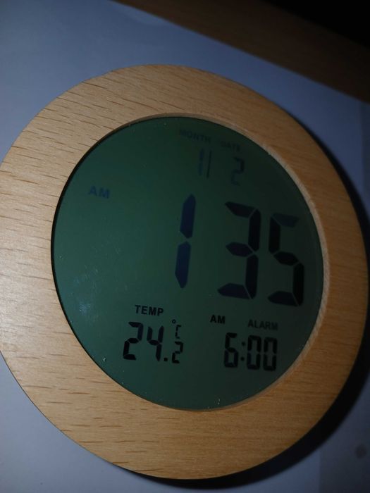 Ceas digital de masa, cu alarma, afisaj temperatura, lemn