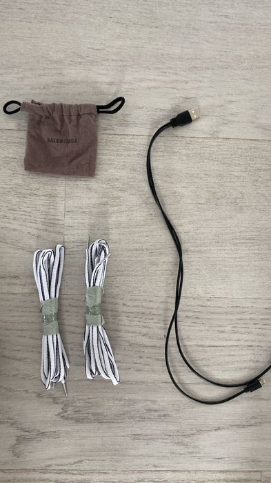 Balenciaga Trackuri alb si negru.