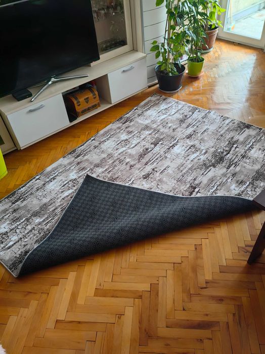 Продавам два броя нови, неизполвани килими " Plato"