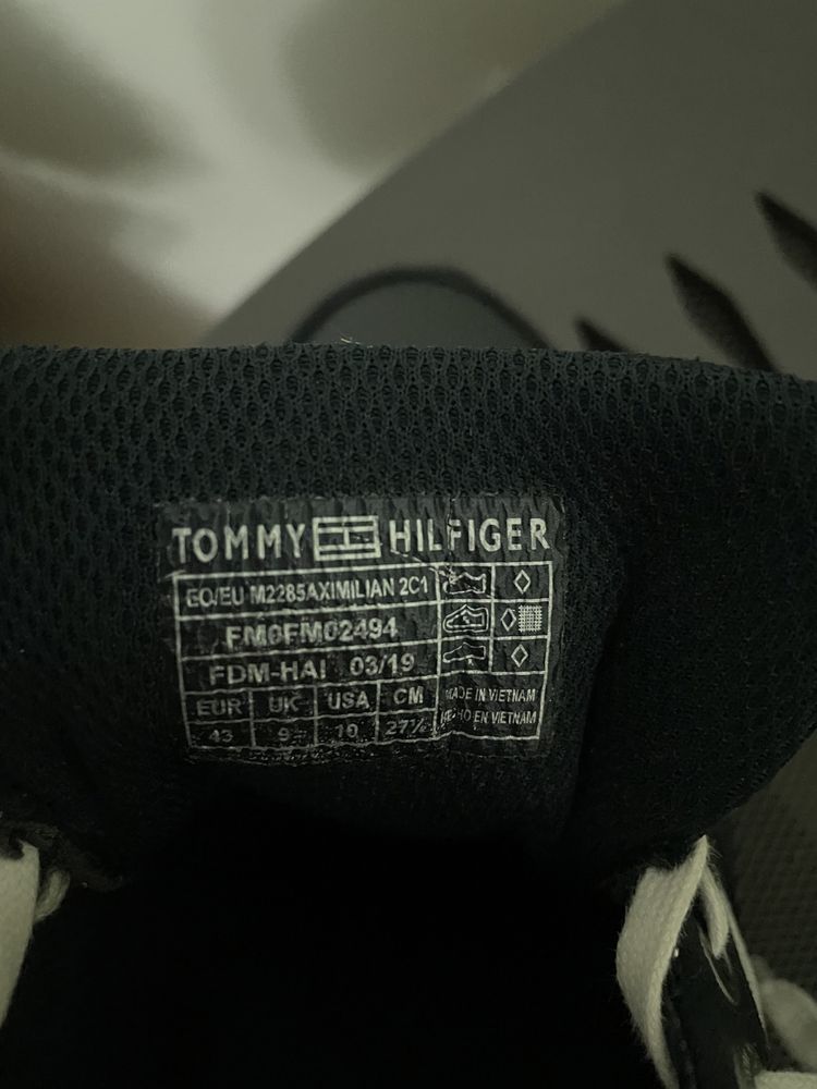 Vând adidași bărbați tommy hilfiger originali mărimea 43