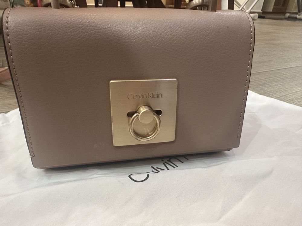 Дамска чанта Calvin Klein, с приблизителни размери 17/13/8