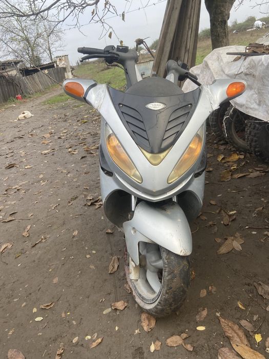 Vând scuter cu aria bun