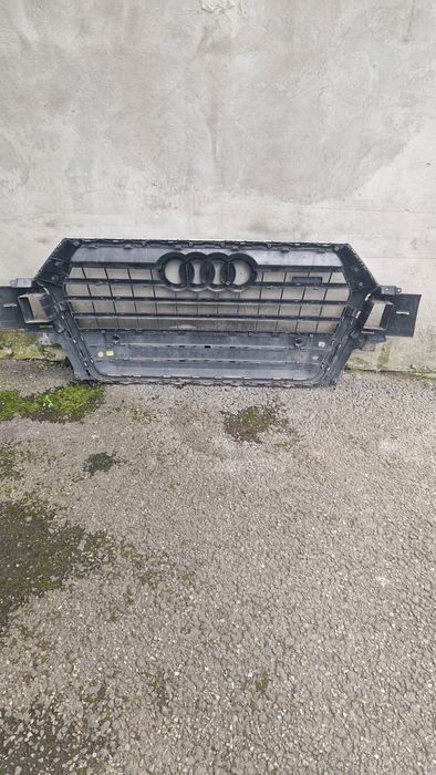 Grila centrala Audi Q7 4M  cu locaș senzor parcare
