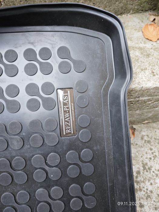 Фиат 500 хибрид гумени стелки 4бр. и стелка за багажник