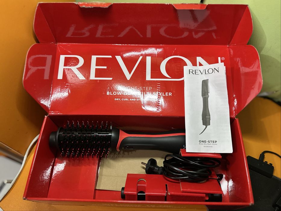 Неупотребявана многофункционална маша/четка/стилизатор Revlon 3 в 1