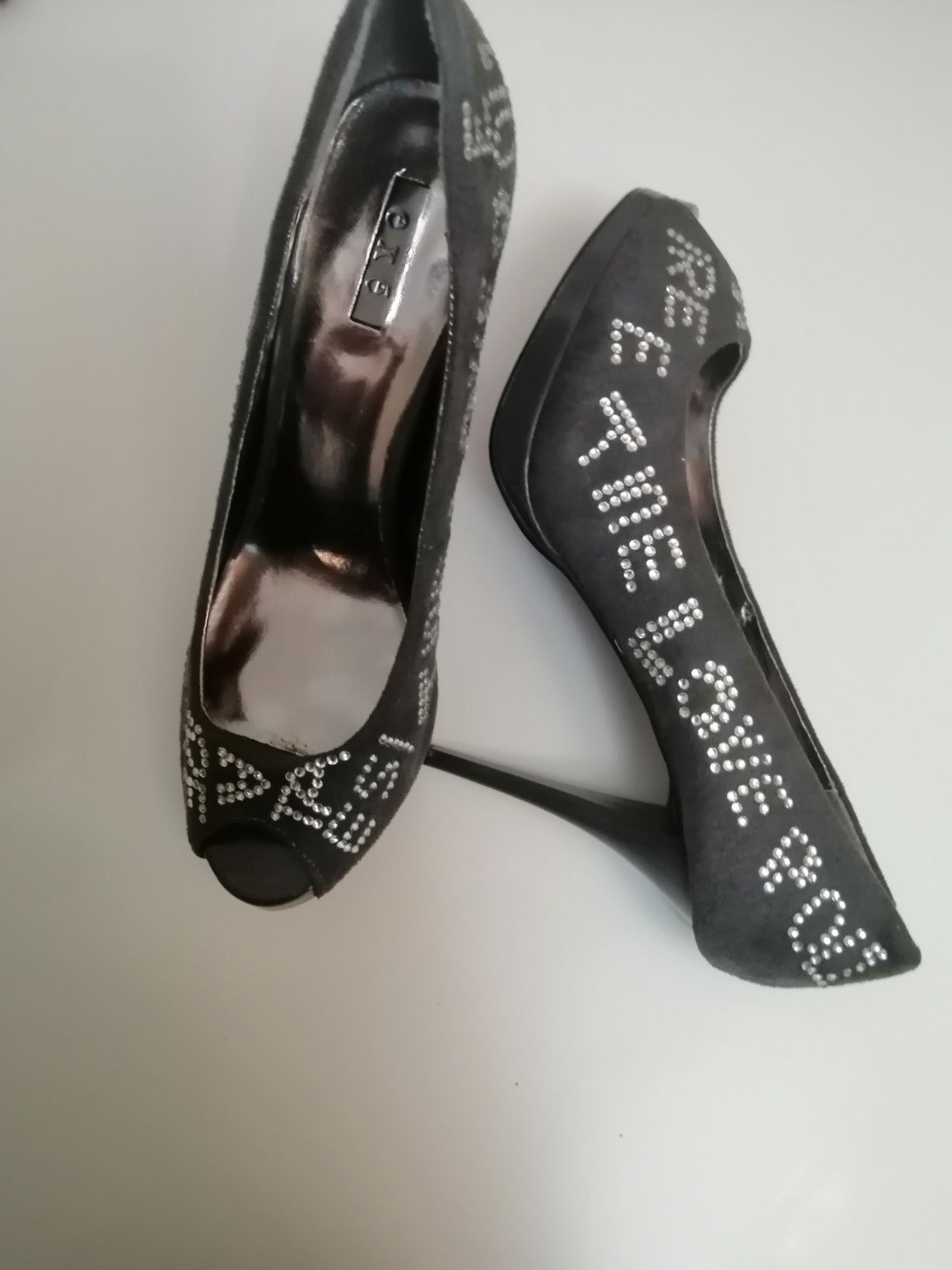 Pantofi de dama cu pietre .