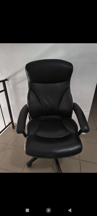 Masă cu patru scaune plus scaun de birou