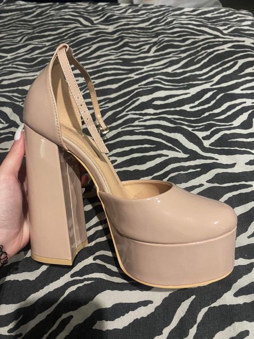 Елегантни телесно-розови обувки с ток и платформа