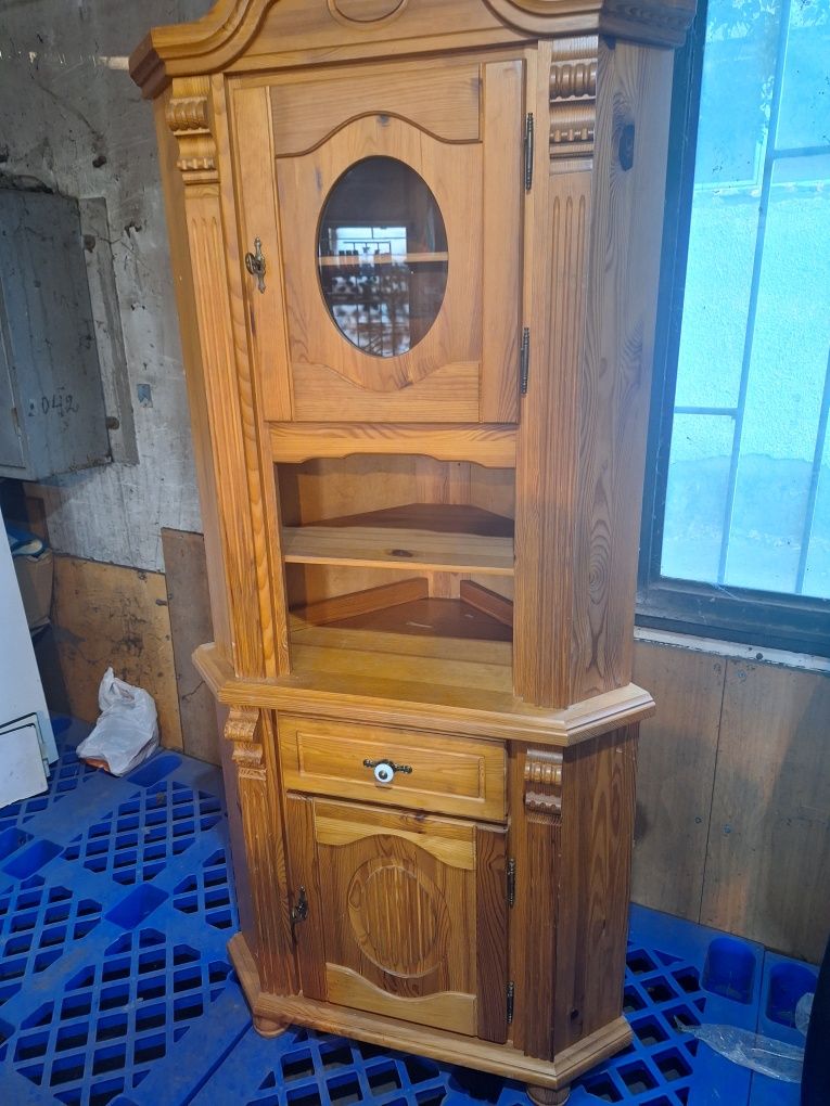 Ъглов масивен шкаф Витрина