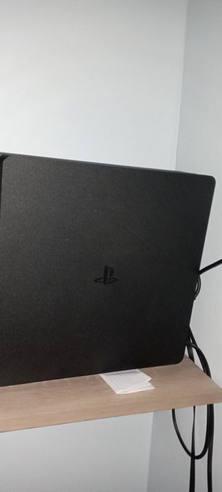 Vând PS4 Slim de 872 GB